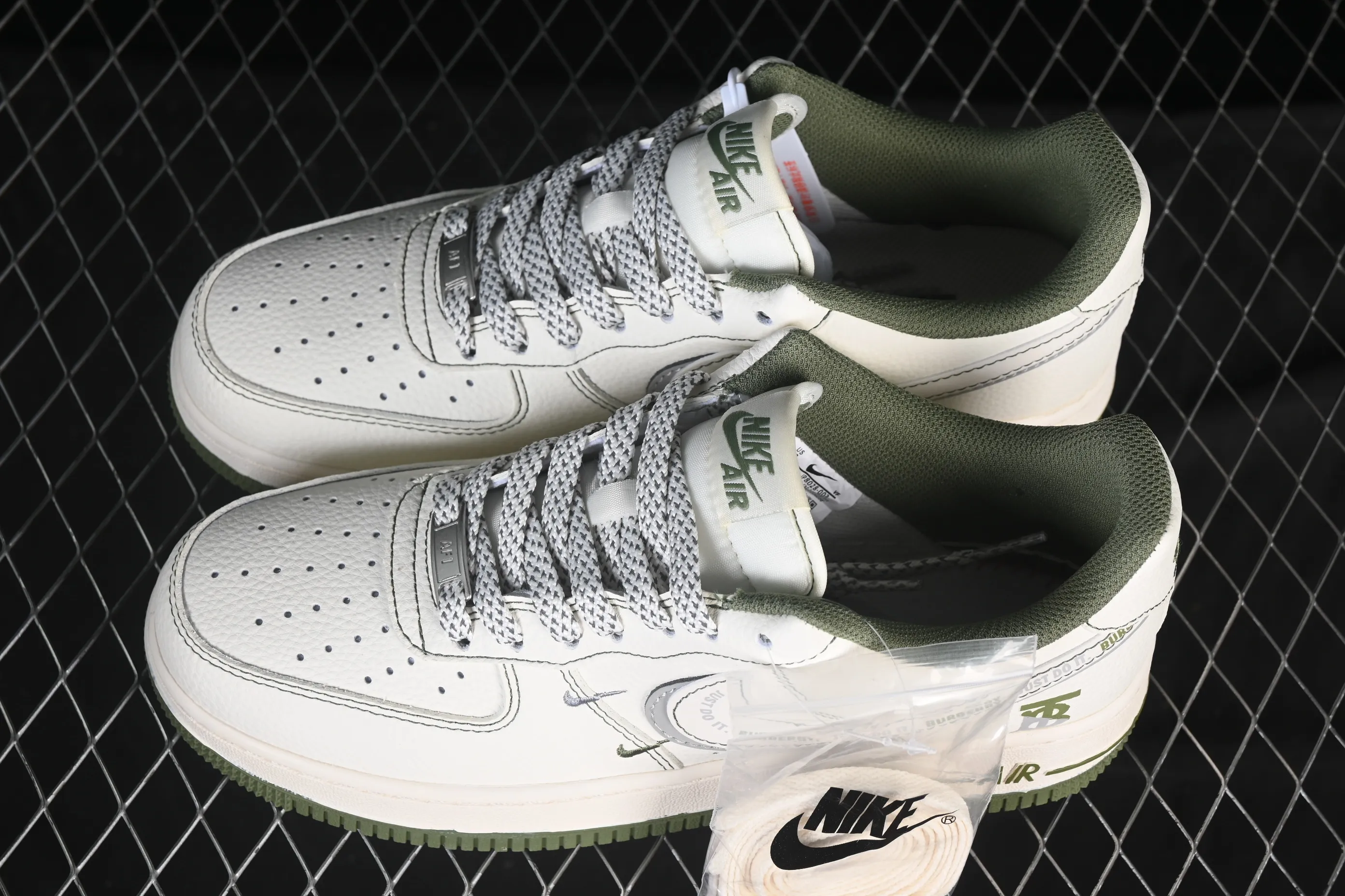 All categories Nk Air Force 1 Air Force series Nk Air Force 1 Low Air Force low top Nike Air Force 1'07 Low Burberry co-branded Mi Army green electric embroidery Air Force 1 low top casual sneakers JP8028-003